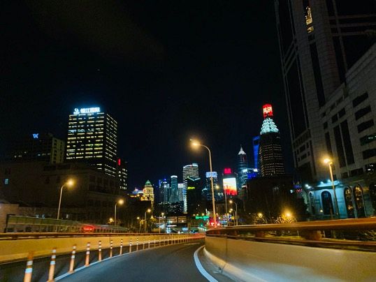 Ein Foto der Skyline von Shanghai bei Nacht.