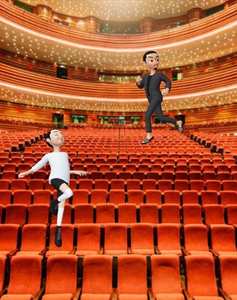 Zwei Zeichentrickfiguren, die in einem großen Theatersaal mit roten Sitzen schweben.