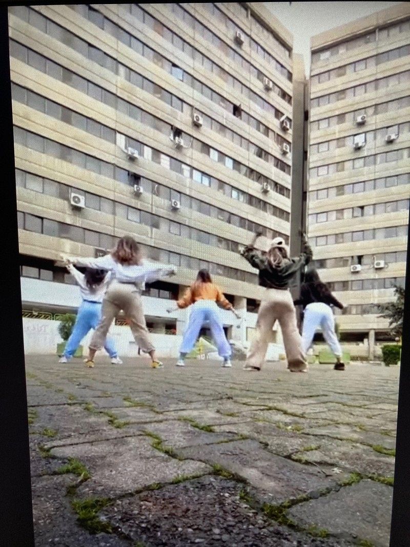 Fünf Frauen, die mit dem Rücken zur Kamera stehen und tanzen.