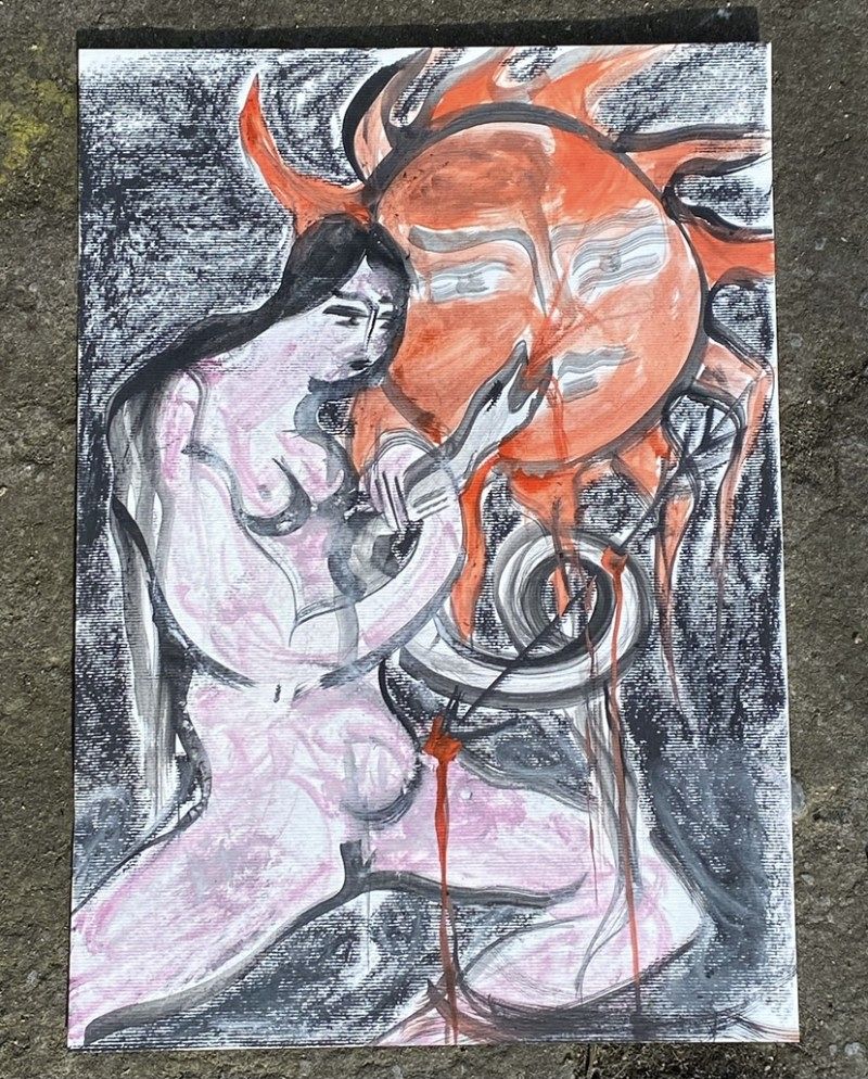 Ein Gemälde von einer unbekleideten Person und einer orangefarbenen Sonne mit Gesicht.