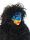 Eine Frau mit dunklen Locken und dunkler Jacke, deren Gesicht mit einer Ukraine-Flagge bemalt ist.