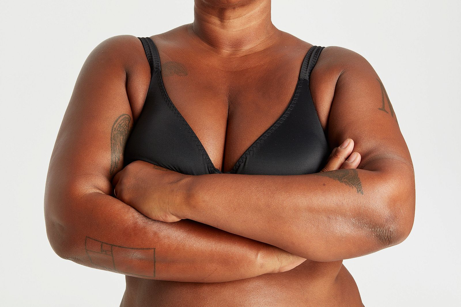 Torso eines Schwarzen weiblich gelesenen Körpers